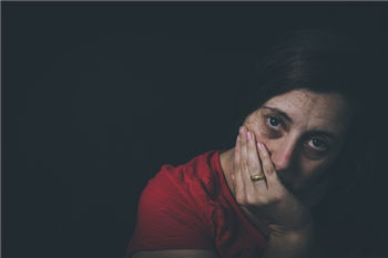 woman with black eye and head in her hand